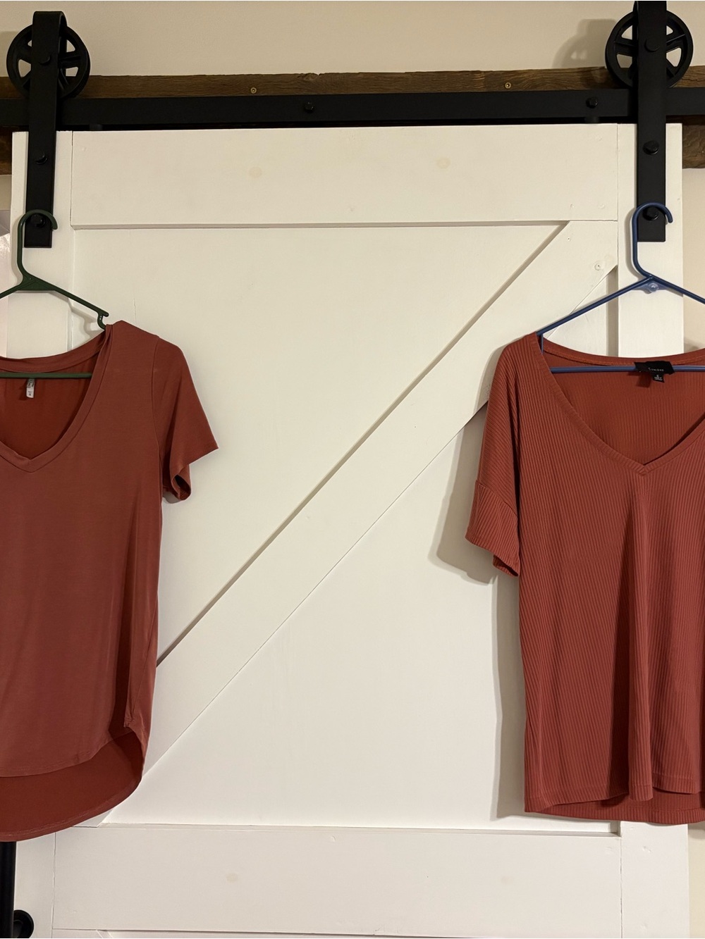 Buckle Rust V-Neck Short Sleeve Top - Women's